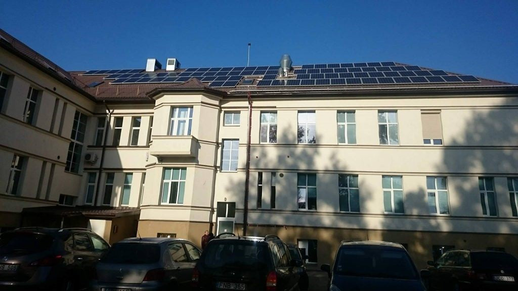 80 kW saulės elektrinė ant valstybinės įstaigos stogo