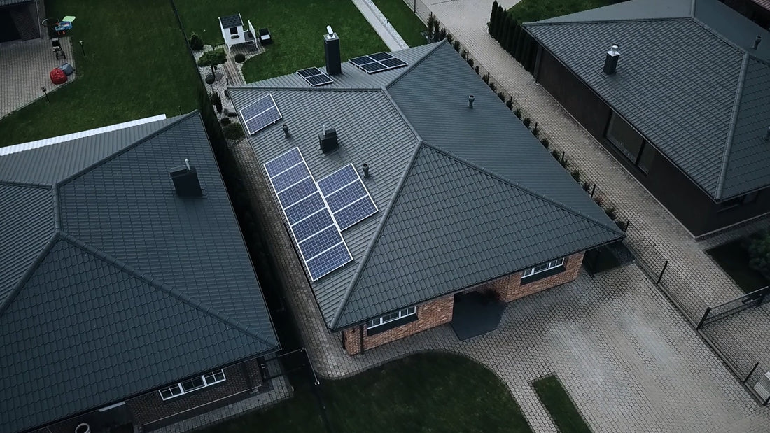 Saulės elektrinė ant privataus namo stogo
