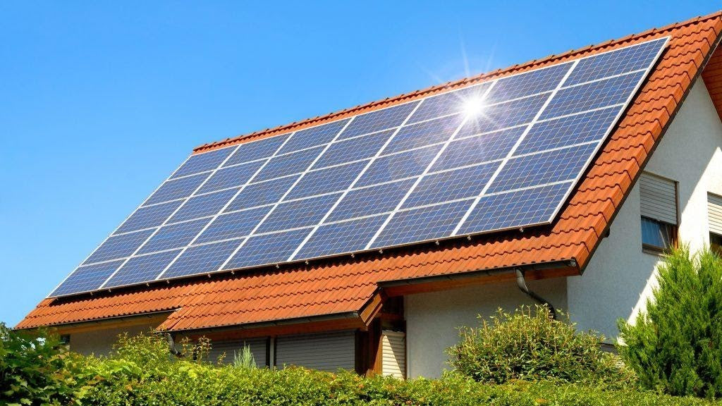 Saulės elektrinė ant šlaitinio stogo